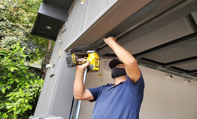 24/7 emergency garage door service in Sarasota